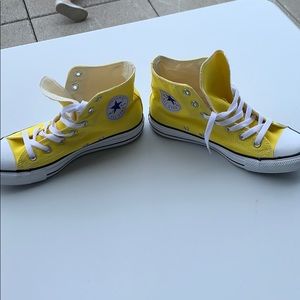 Yellow Hightop converse never been worn